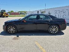2015 Chrysler 300 - Photo 8
