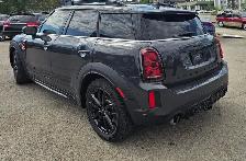 This Sport Utility Vehicle (SUV)/Multi-Purpose Vehicle (MPV) pow - Photo 4