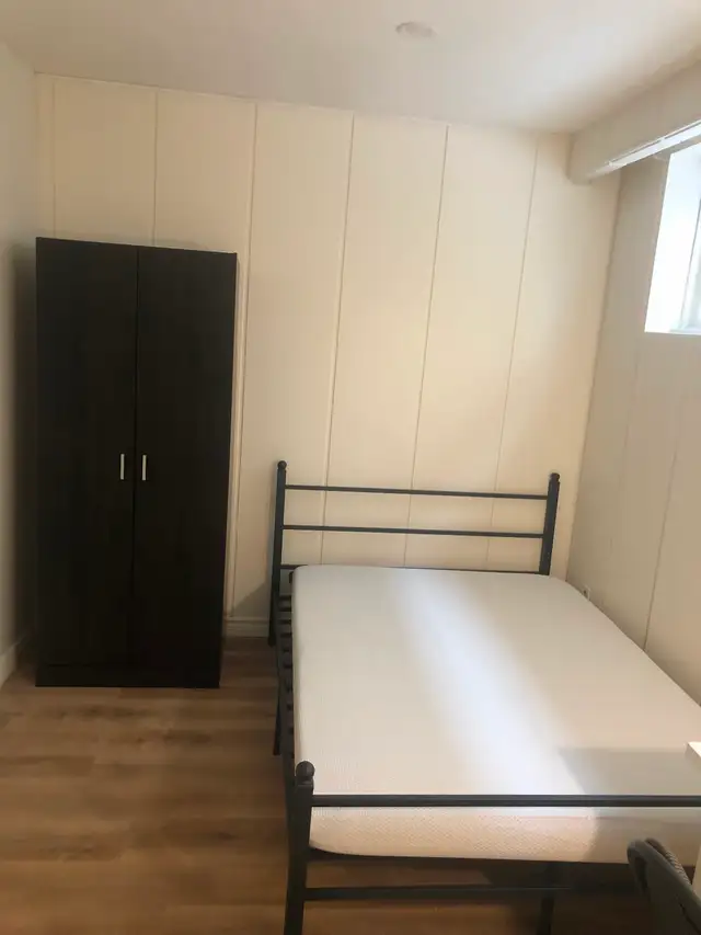 VERY BRIGHT ROOM NORTH YORK BATHURST AND STEELES NEAR BUS/PlAZA
