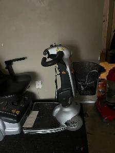 Older  scooter - Photo 3