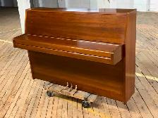 Yamaha Apartment size 88 Key Piano - Photo 2