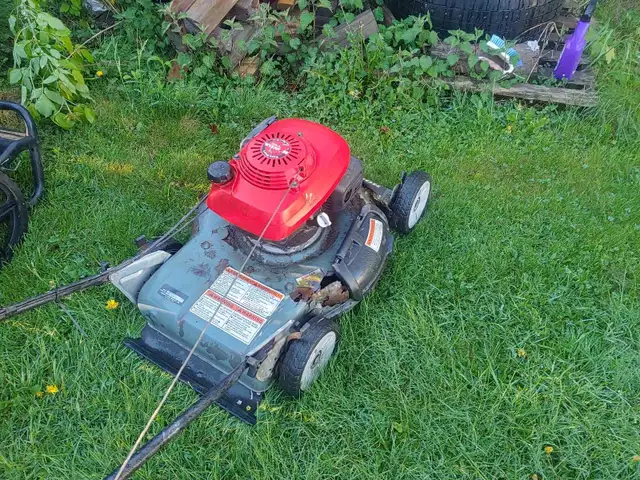 Honda HRS216 Lawn Mower(good engine bad deck)!
