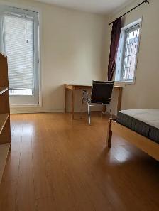 Multiple Rooms Private Bath Balcony Parking @York University - Photo 3