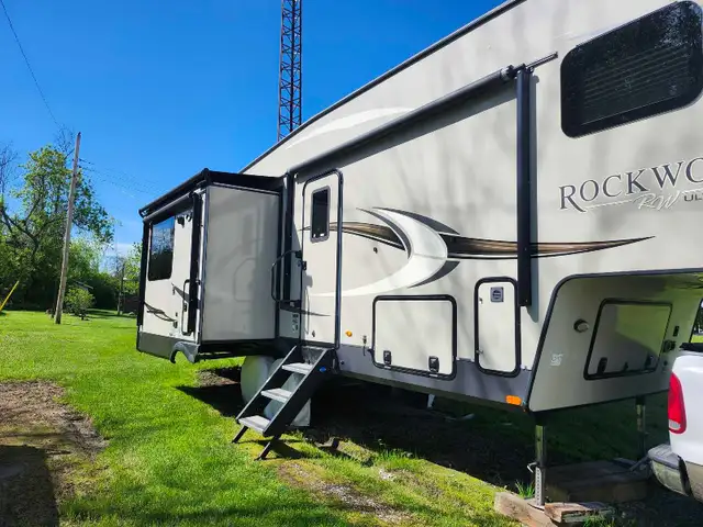 32ft Rockwell UltraLite Trailer