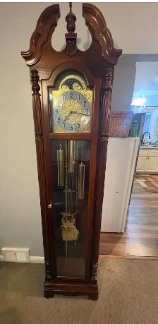 Free delivery used Howard Miller 'Jonathan' Grandfather Clock - Photo 2