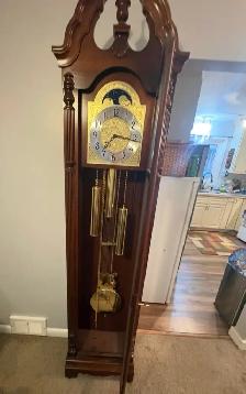Free delivery used Howard Miller 'Jonathan' Grandfather Clock - Photo 7