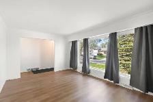 Beautifully remodelled 4bdrm bungalow tucked away on a quiet st! - Photo 2