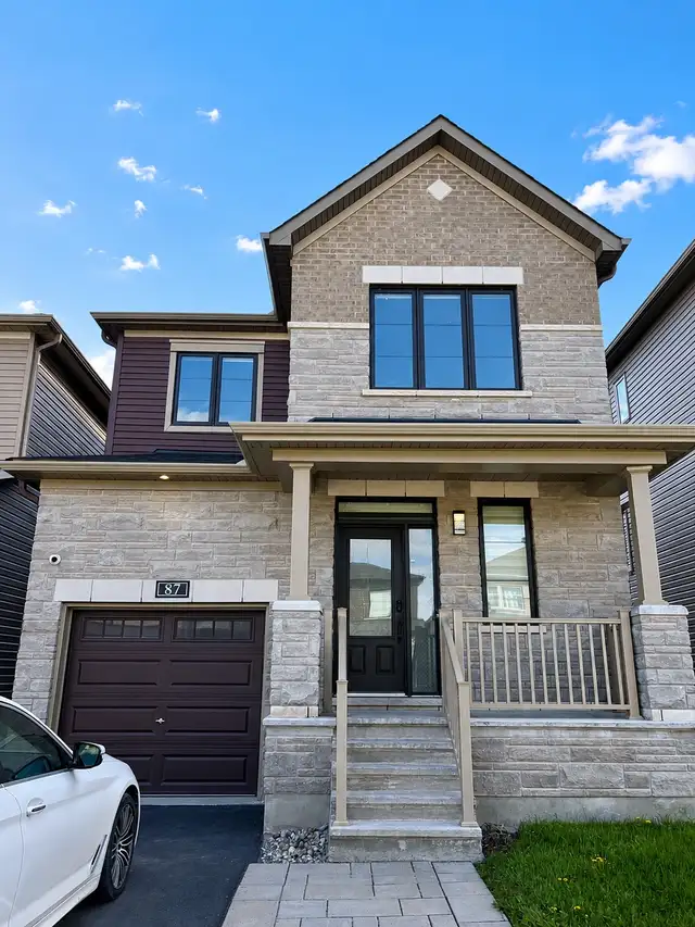 3-bed 3-bath single Home in Stittsville Kanata