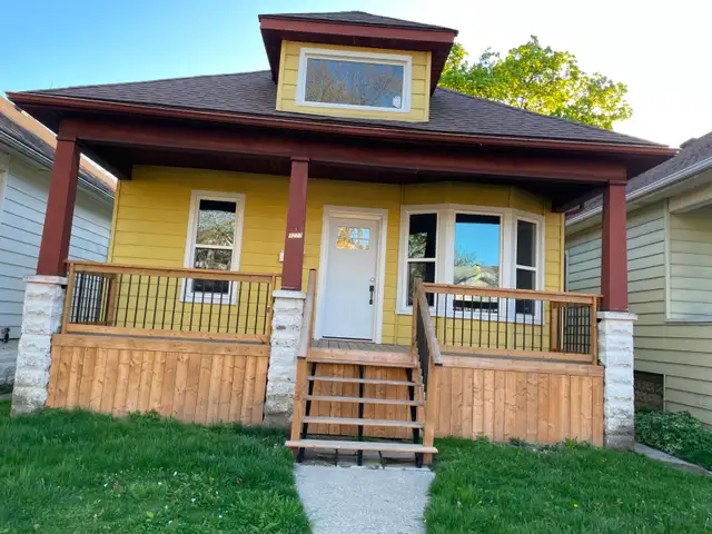 2 bedrooms, 1 bath lower unit utility included, Ready to Move in