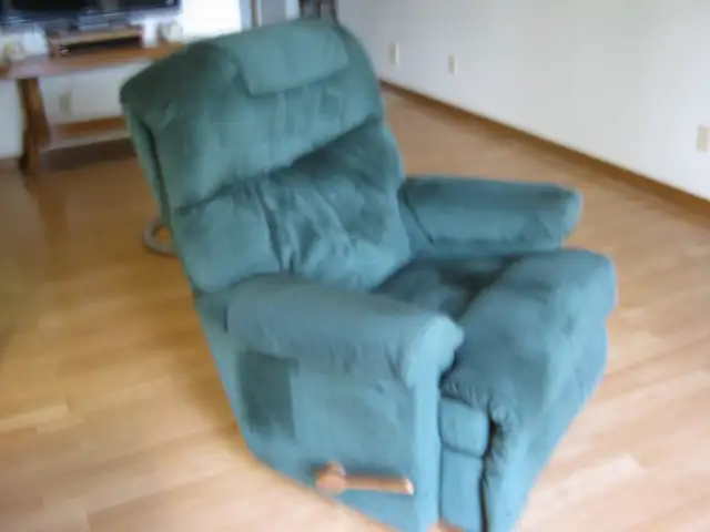 For Sale Quality Lazy Boy Recliner $500 (519-443-7965)