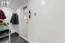 2 3 Bedroom   2 Bathroom House Available Near Central Oshawa - Photo 4