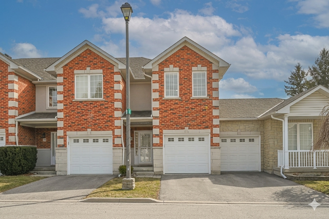 HOUSE FOR SALE IN BEAUTIFUL ANCASTER