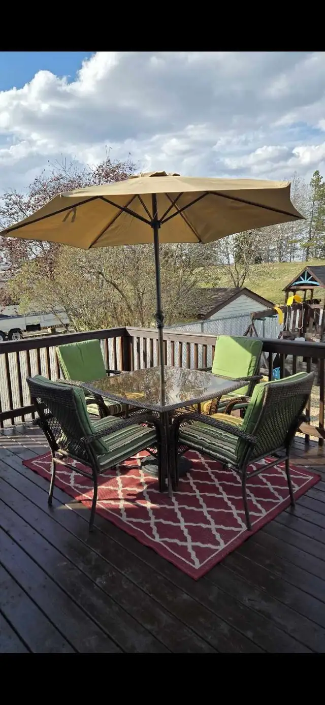 Patio Set 4 chairs and umbrella included