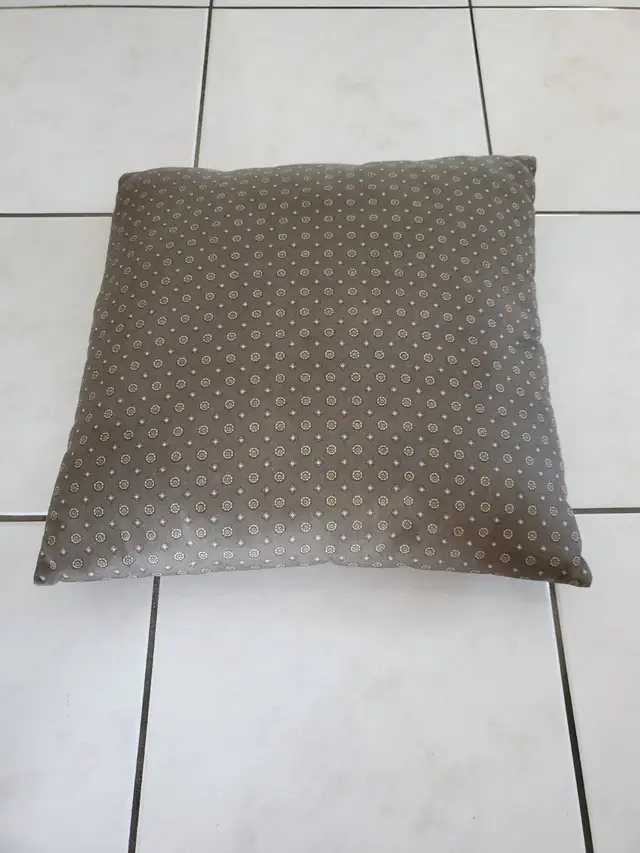 1BEAU COUSSIN NEUF SATIN BRUN PETITS MOTIFS BEIGES 17'x17'$10.00