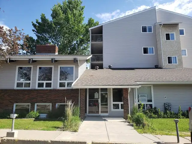 PET FRIENDLY WEST END APARTMENT
