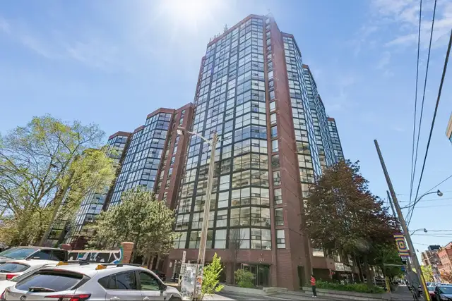 Bright 1 1 Bed Condo | King West | 746 sqft | $489,000