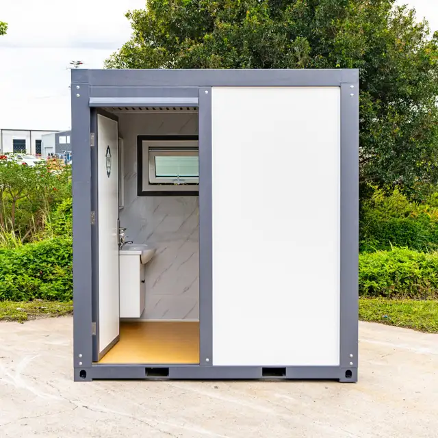 Toilettes extérieures avec douche