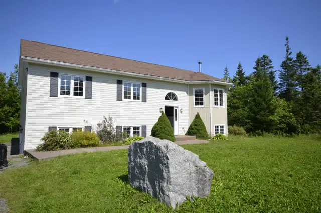 23-064 Spacious family home, Kingswood Subd., DOUBLE GARAGE
