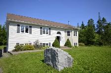 23-064 Spacious family home, Kingswood Subd., DOUBLE GARAGE