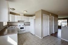 3 Bed 1.5 Bath Duplex in Lakeland Available July 2nd! - Photo 3