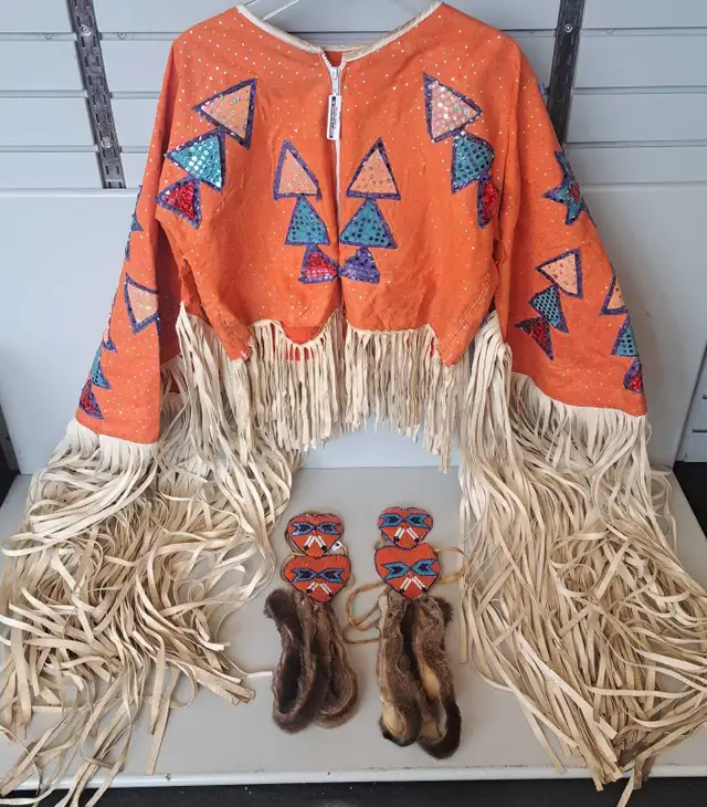 10pc Woman's Traditional Outfit (22127022)