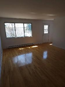 5 1/2 avec air climatisé, un balcon et un patio - Photo 3