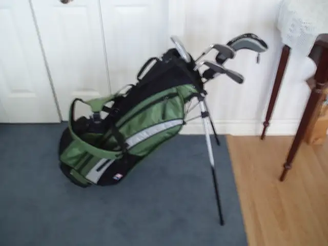 CHILD'S  - KIDS RIGHT HANDED  GOLF CLUBS  ( LIKE NEW )  -  AGES