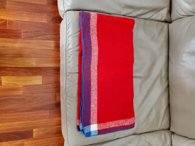 3 COUVERTES DOUCES D'ENFANT: UNE ROUGE 2 BLEUES: $5.00 CHACUNE