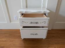 Charming Victorian-Style End Table - Photo 2