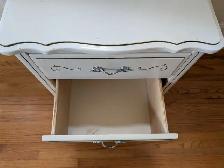 Charming Victorian-Style End Table - Photo 4