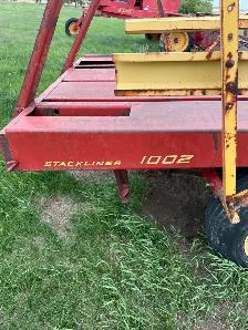 New Holland 1002 Hay Stacker Bale Wagon - Photo 2