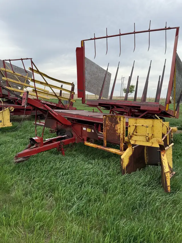New Holland 1033 Stackliner Bale Wagon