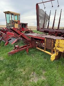 New Holland 1034 Stackliner Bale Wagon