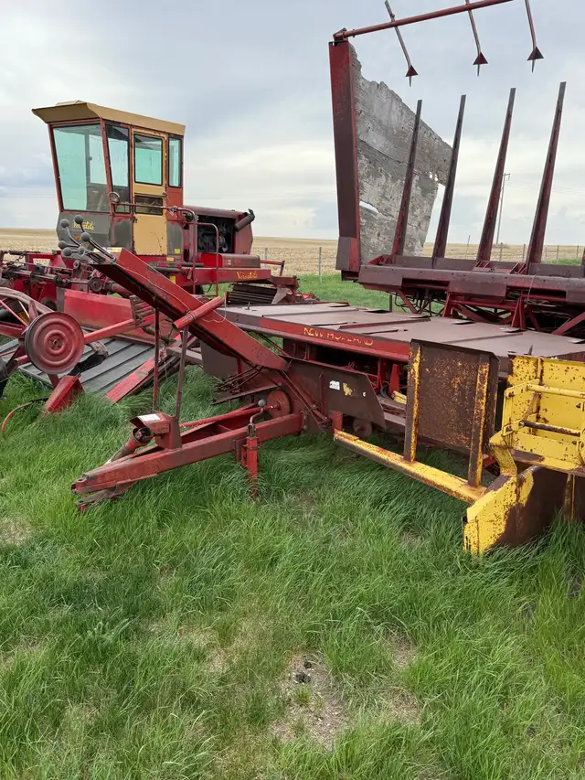New Holland 1034 Stackliner Bale Wagon