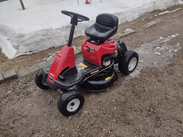 Tracteur a gazon YARD MACHINES 190cc 24'' de coupe année 2015