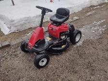 Tracteur a gazon YARD MACHINES 190cc 24'' de coupe année 2015