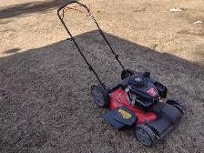 Tondeuse a gazon autopropulsé CRAFTSMAN 22'' de coupe mucher