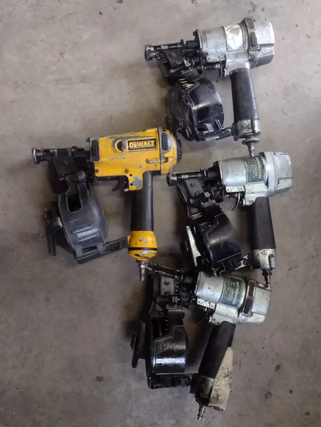 4 cloueuses a bardeau pneumatique 3 METABO et 1 DEWALT