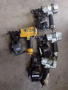 4 cloueuses a bardeau pneumatique 3 METABO et 1 DEWALT