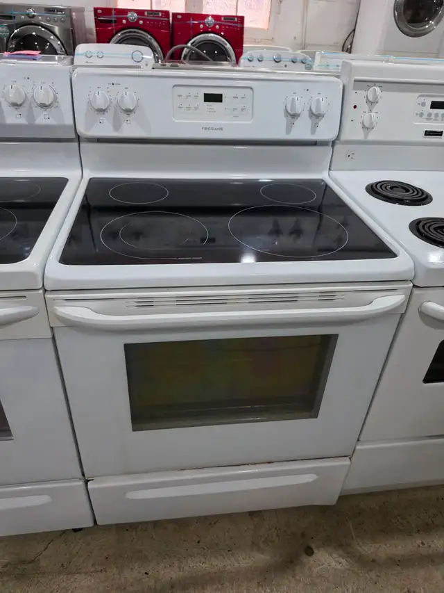 Frigidaire 30' White Freestanding Electric Ceramic Top Stove