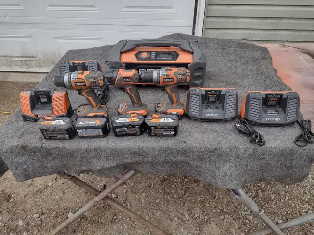 Lot de 2 perceuse 1 lumiere 4 chargeurs et 1 radio de chantier