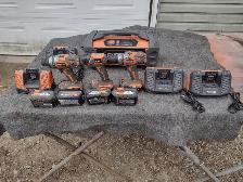 Lot de 2 perceuse 1 lumiere 4 chargeurs et 1 radio de chantier