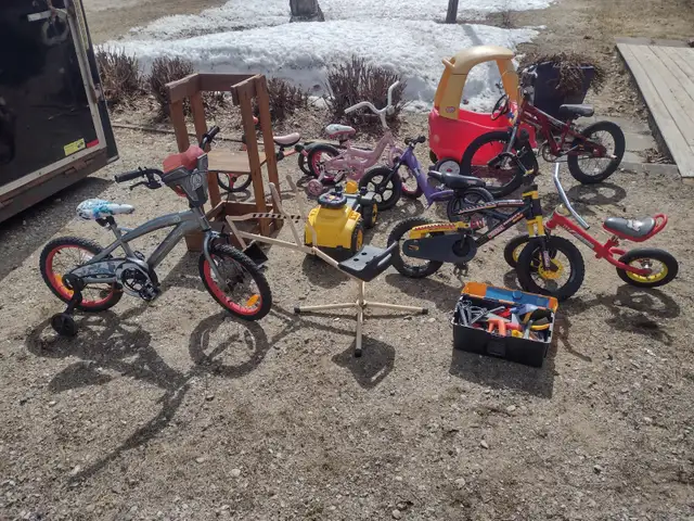 Lot de petit vélos , jouets , voiturette et une tour.