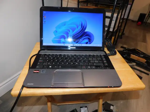 Toshiba Satellite L840D 14' Quad CORE AMD A8 640GB 8GB NEW Batt