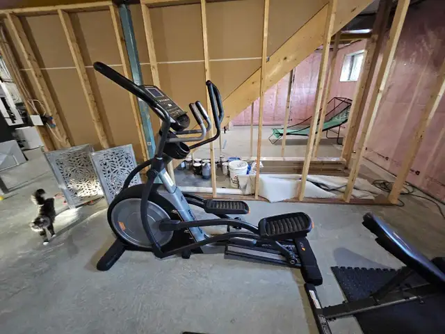 NORDIC TRACK HIGH QUALITY ELLIPTICAL