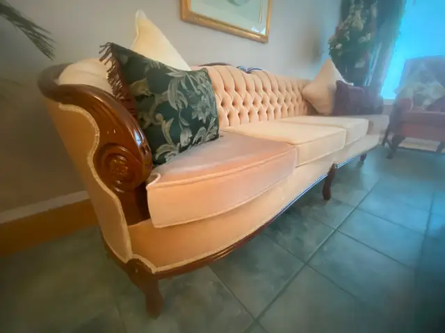 House is sold! Time to sell the furniture!!
