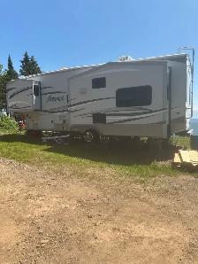 2014 Cedar Creek Silverback Couples 5th Wheel for Sale - Photo 3