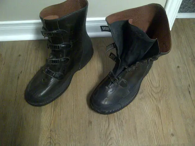 UNE PAIRE DE BOTTES IMPERMÉABLES EN CAOUTCHOUC GR 8 HOMME $10.00