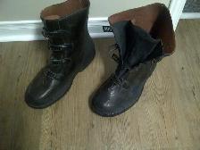 UNE PAIRE DE BOTTES IMPERMÉABLES EN CAOUTCHOUC GR 8 HOMME $10.00