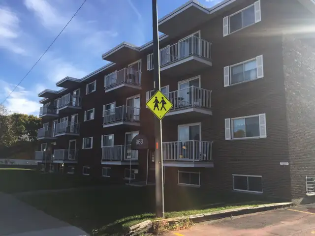 3 1/2 à Ste-Foy  1er étage Emplacement de choix pour JUILLET